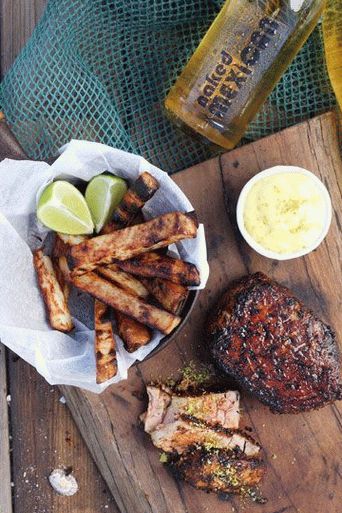 Foto Bistecca di tonno con patatine fritte