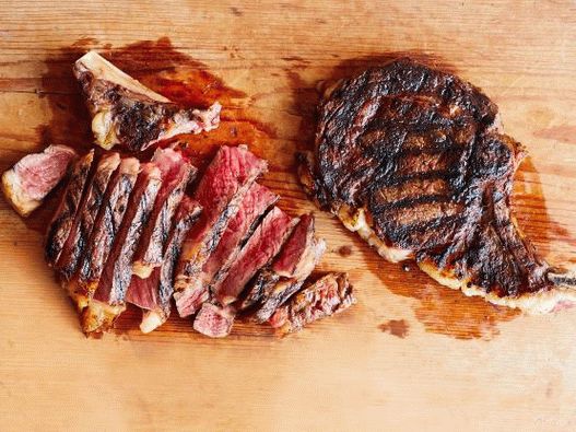 Foto Ribeye Steak marinata in aglio, peperoncino e origano