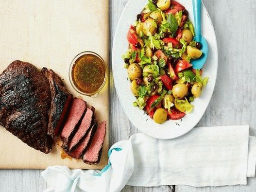 Una foto di bistecca di manzo in marinata alla griglia italiana