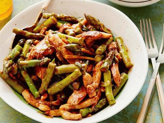 Foto Pollo in padella e asparagi