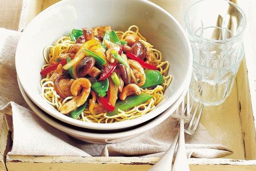 Foto Pollo in padella con ramen di tagliatelle