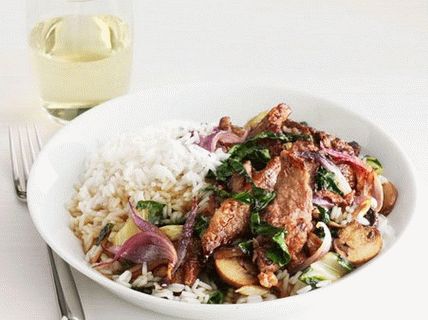 Foto di soffriggere con manzo, funghi e bietole