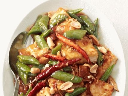 Foto di soffriggere con tofu, peperoncino e arachidi