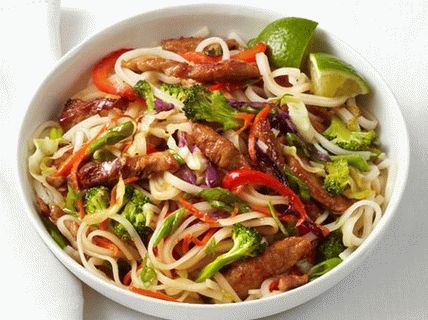 Friggere la foto con carne di maiale e spaghetti di riso