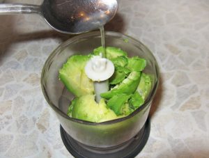 Zuppa di purea di avocado