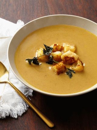 Foto di zuppa di castagne con prezzemolo fritto