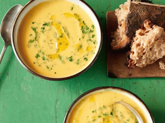 Zuppa di pastinaca con prezzemolo e coriandolo