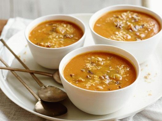 Foto di zuppa di zucca con riso e curry