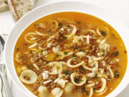 Zuppa di foto con lenticchie e orecchiette