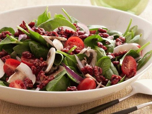 Insalata di spinaci super salutari con noci e glassa di melograno