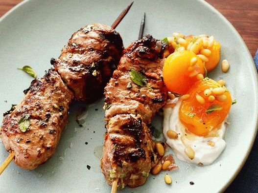 Foto di souvlaki di maiale con albicocche di miele Foto di souvlaki di maiale con albicocche di miele