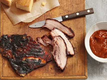 Foto di pancetta di maiale alla griglia con salsa allo zenzero