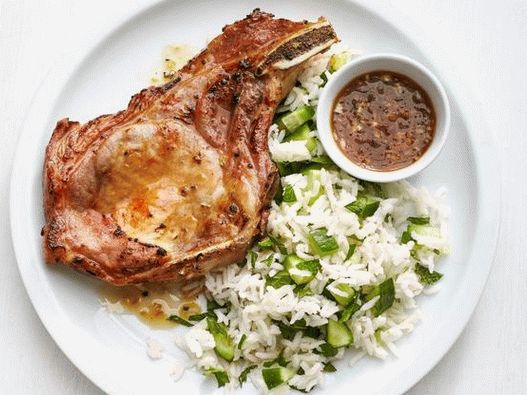 Foto cotolette di maiale vietnamite con riso allo zenzero