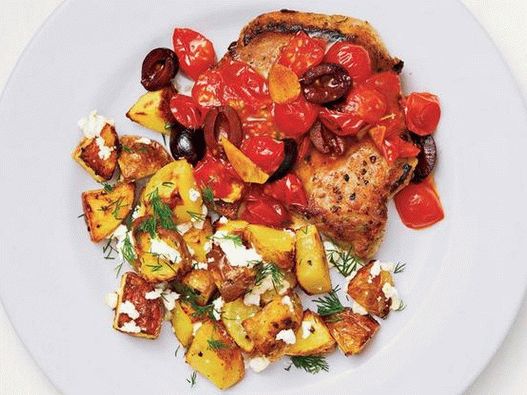 Foto cotolette di maiale greche con patate e feta