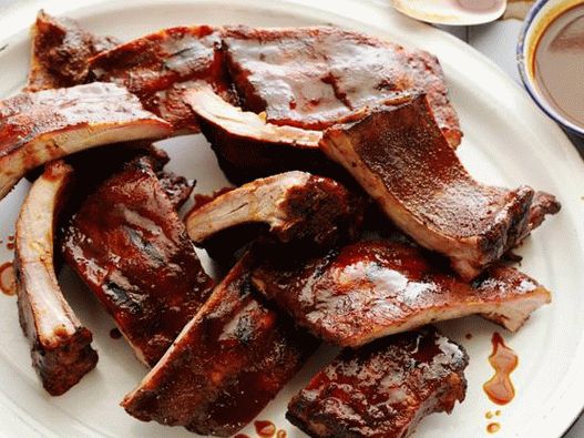 Foto di costolette di maiale alla griglia in una marinata all'arancia