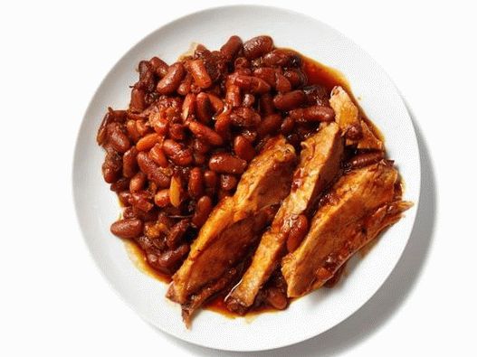 Foto Prosciutto di maiale con fagioli in salsa barbecue in una pentola a cottura lenta