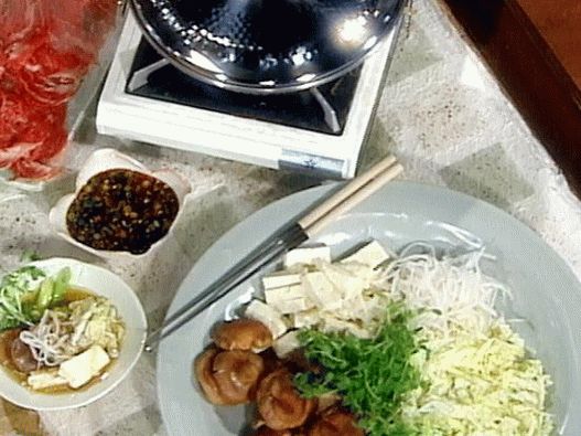 Foto di Shabu-shabu con carne di manzo e funghi