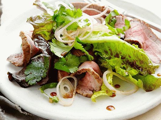 Foto insalata tailandese con carne alla griglia