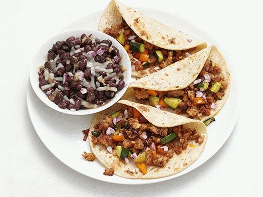 Tacos fotografici con maiale e fagioli neri