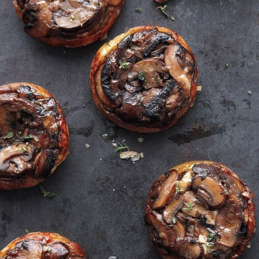 Foto di tapas di manzo e funghi in salsa di aglio