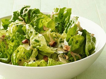 Foto Lattuga calda con noci
