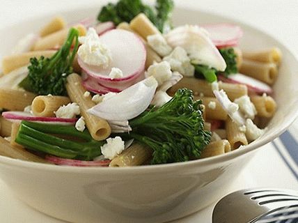 Foto Insalata di rigatoni caldi con broccoli e formaggio feta