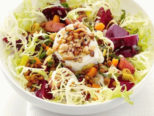 Foto Insalata tiepida di barbabietole e lenticchie con formaggio di capra