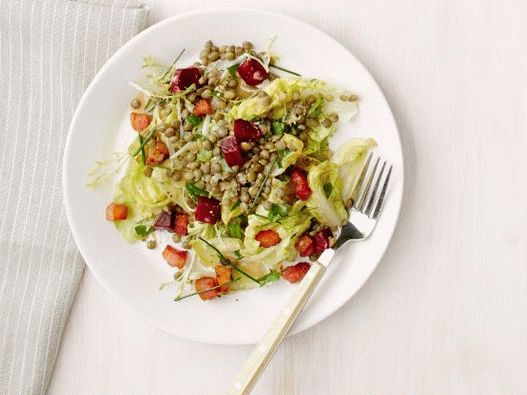 Foto Insalata tiepida con lenticchie, barbabietole e pancetta