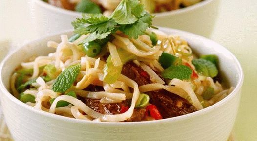 Foto Insalata tiepida con spaghetti di riso Foto Insalata tiepida con spaghetti di riso