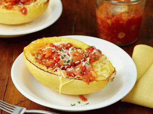 Foto di zucca di spaghetti con salsa piccante di pomodoro alla marinara