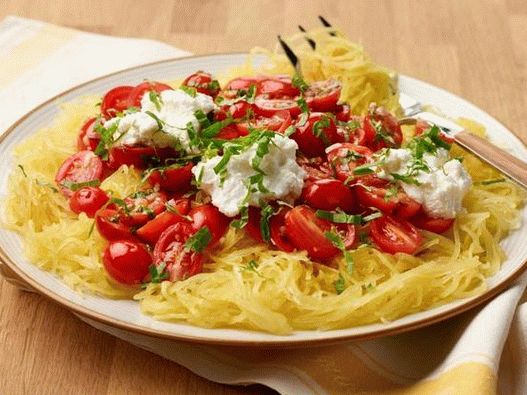 Foto di spaghetti alla zucca con pomodori freschi e ricotta