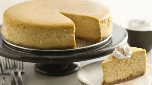 Foto di una Cheesecake alla zucca in una pentola a cottura lenta con una base di biscotti al pan di zenzero