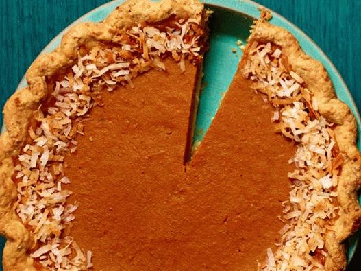 Foto torta di zucca con scaglie di cocco