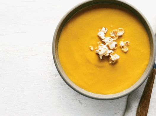 Foto di purea di zucca con curry e popcorn