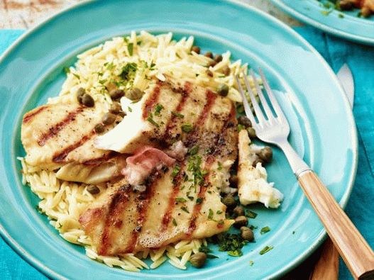 Foto di tilapia alla griglia con olio di limone, capperi e pasta di orzo