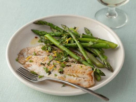 Tilapia fotografica con asparagi al vapore e menta