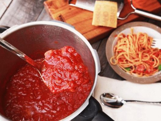 Foto Salsa di pomodoro con tonno agli spaghetti