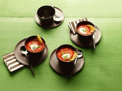 Zuppa di pomodoro fotografica con peperoncino e patatine di mais