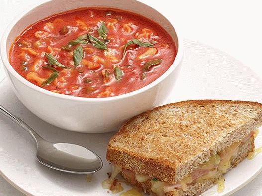 Foto Zuppa di pomodoro con sandwich di pomodoro e formaggio freschi