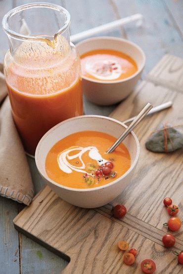 Foto Zuppa di pomodoro con aragosta e salsa di condimento tropicale