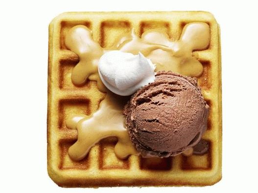 Gelato al cioccolato con salsa di arachidi