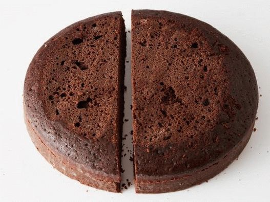 Taglia entrambe le torte in 2 pezzi, spostando di 1,3 cm dal centro.