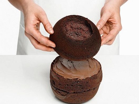 Lubrificare la torta rotonda con il cioccolato, quindi metterci sopra la terza torta
