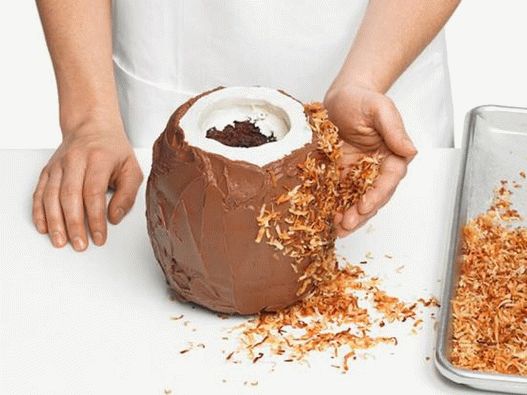 Premi una manciata di fiocchi di cocco fritti sulla glassa