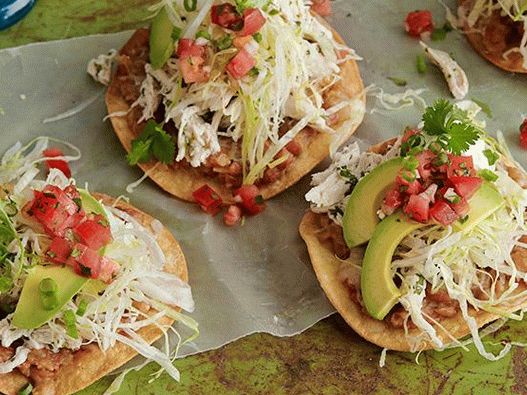 Foto di Tostado con pollo, fagioli e salsa crud