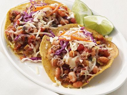 Foto di Toastados con carne macinata e insalata di cavolo