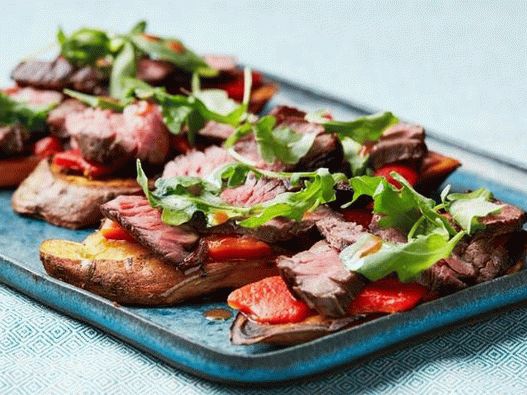 Foto toast di patate dolci con bistecca, peperoni al forno e rucola