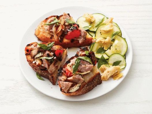 Toast fotografici con salsicce alla griglia e funghi