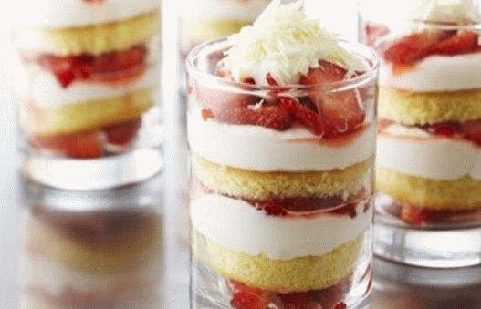 Sciocchezza con fragole e crema di cagliata