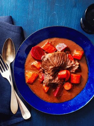 Foto Brasato di manzo con verdure in salsa agrodolce